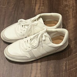 White Tennis Shoes Sneakers Casual Size 9 Universal Thread